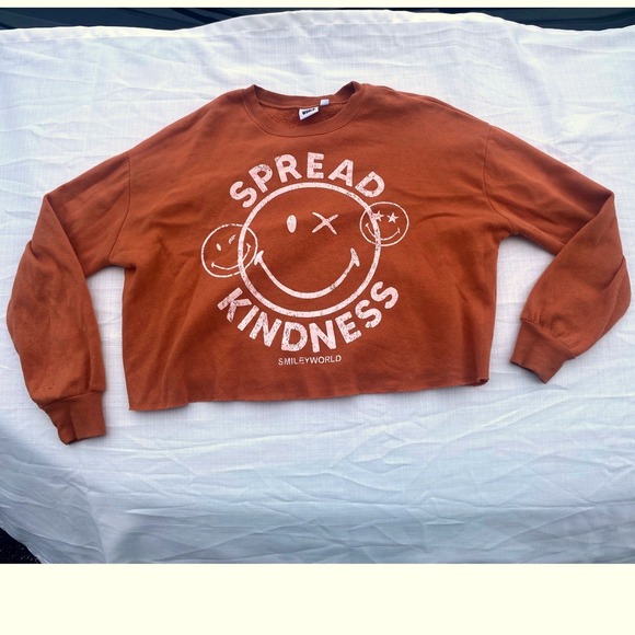 Sz‎ M Smiley World Sweatshirt Spread Kindness Graphic Cropped Pullover Top M - Picture 1 of 4